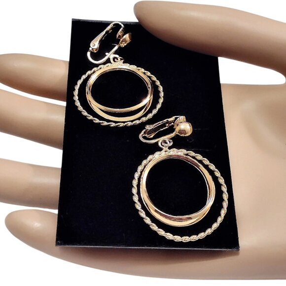 1 1/2" Avon Three Ring Hoop Clip On Earrings Vintage Gold Tone Long Round - Picture 1 of 3